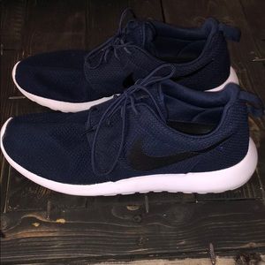 MENS NIKE ROSHE ONE RUNNING SHOE SIZE 10